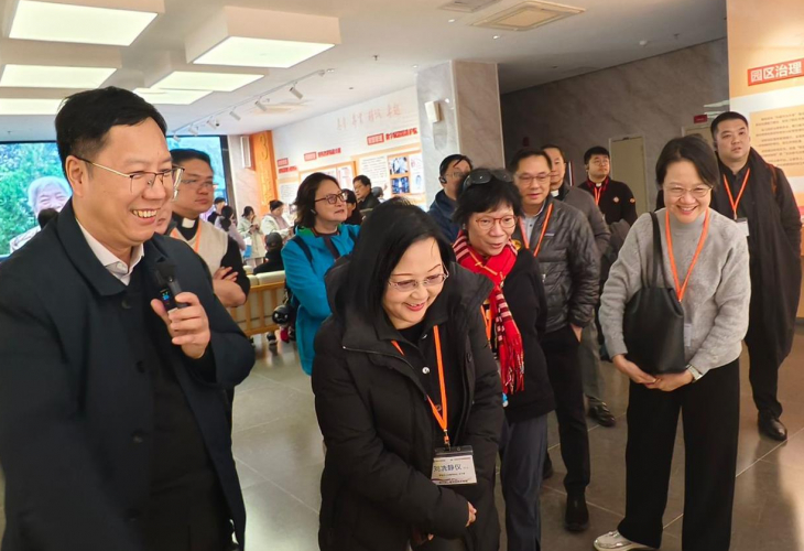 參加者參觀廣州市老人院慶祝60周年展覽館