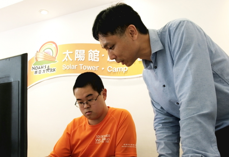 Kelvin每天早上也會向Andy匯報營舍房間清潔的安排