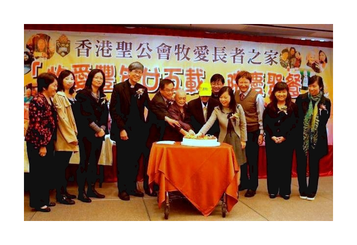 眾嘉賓與院友一同切蛋糕，慶祝牧愛長者之家廿五周年