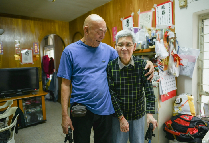 偉泉非常愛鍚患認知障礙症的太太，全心全意照顧對方