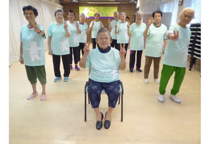 楊惠娟婆婆(中)參加「喜動大使」練習