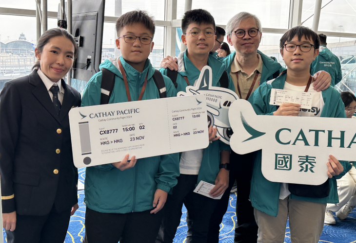 學員與友師參與國泰航空的「空中之旅」於香港上空環繞一週