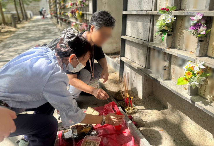 陳婆婆在義工陪伴下，終於能親自到先夫墓前表達思念