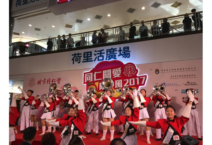 大會請來香港青年步操樂團(藍天軍)做銀樂隊表演