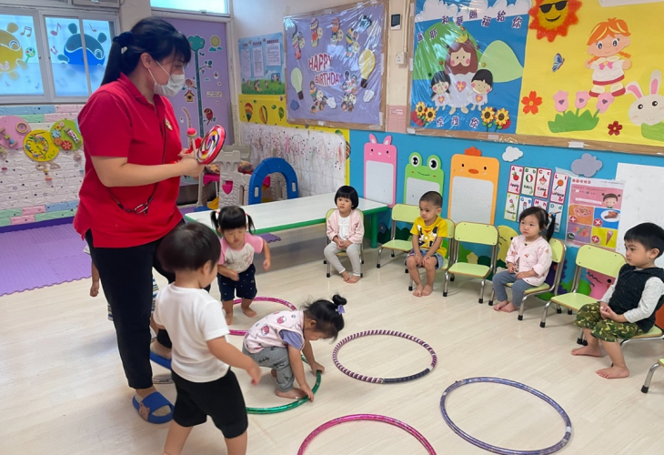 香港聖公會聖多馬幼兒中心的老師與幼兒玩遊戲