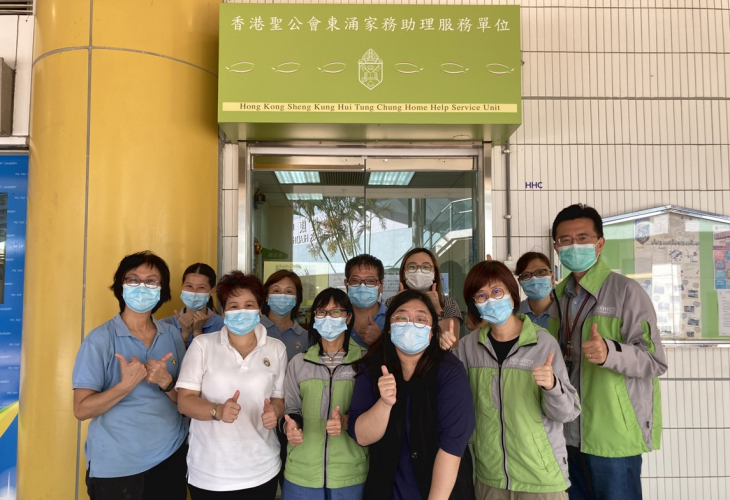 在服務隊的招牌快將拆下前，同工合照留念一番