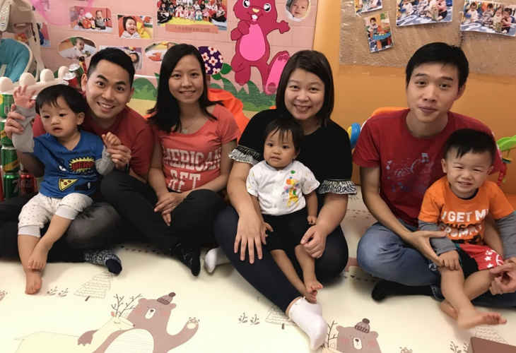 (左起)冼生、冼太、關太和顏生在Helpful Tuesday到校幫忙照顧與子女同組的幼兒