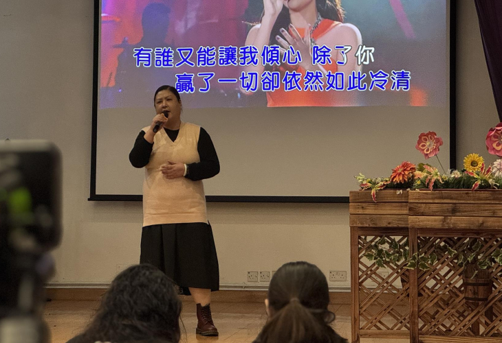 鳳雲在台上唱歌，展現自信的一面