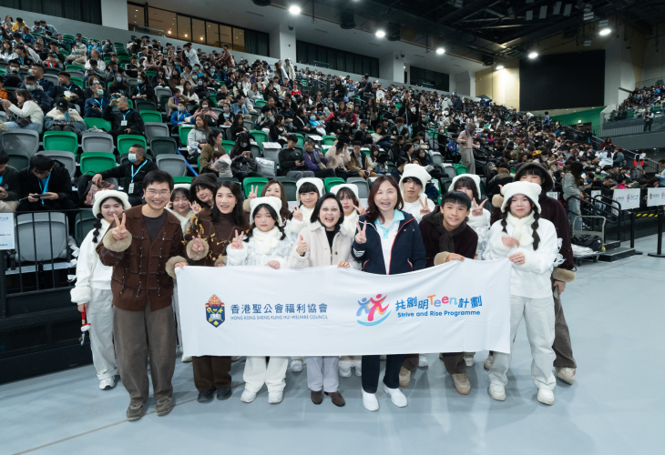 學員與友師於啟德體藝館進行計劃畢業禮表演