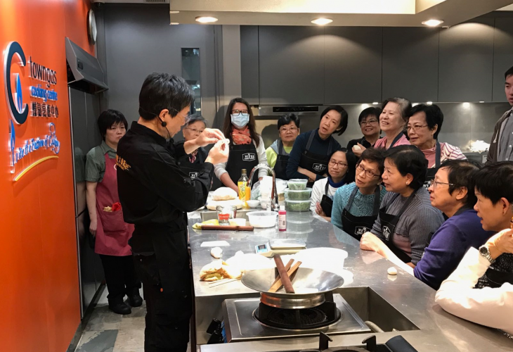 以懷舊古法菜式馳名的得龍大飯店主理人曾國生先生即場教授長者學員烹調奶皇豬仔包及胡椒餅