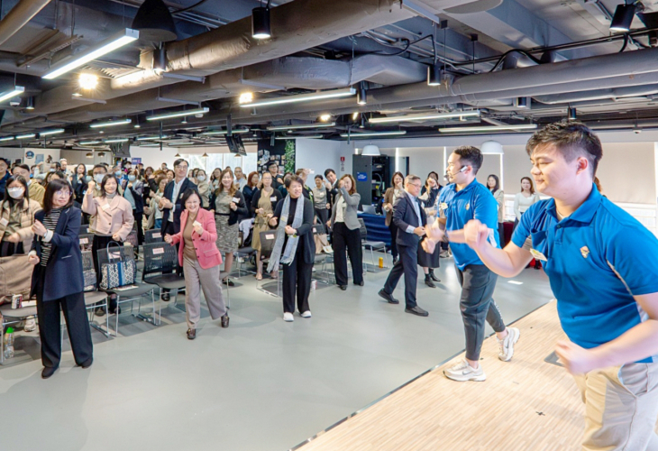 治療師帶領出席者齊齊舒展筋骨，體驗職安健運動能如何減少工作勞損